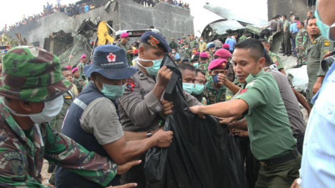 Evakuasi korban pesawat Hercules di Medan
