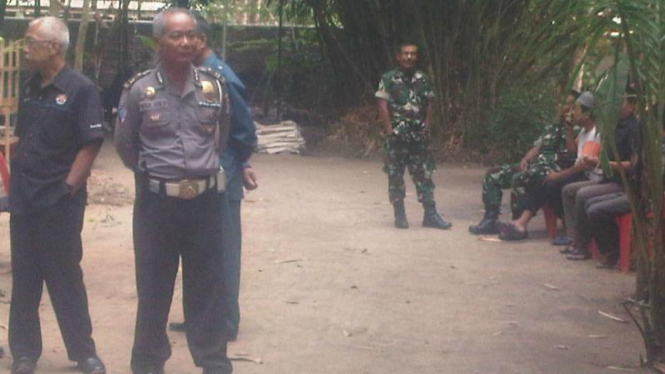 Anggota polisi dan TNI di rumah duka Pratu Warsiyanto. 