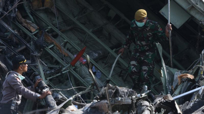 Evakuasi puing pesawat Hercules C-130 di Medan