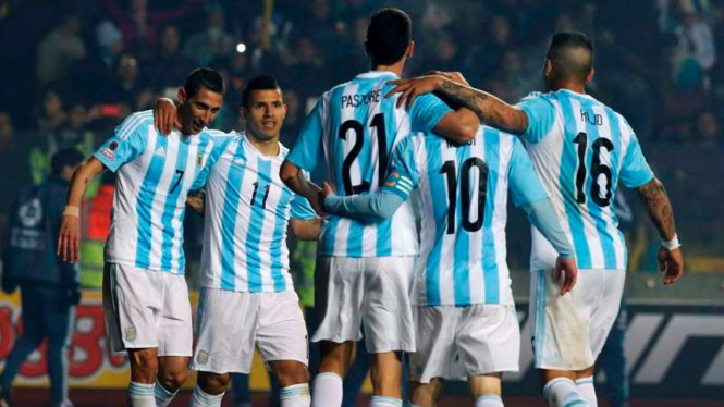 Para pemain Argentina merayakan gol