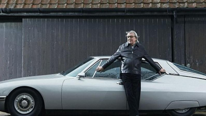 Bill Wyman dengan mobil klasiknya