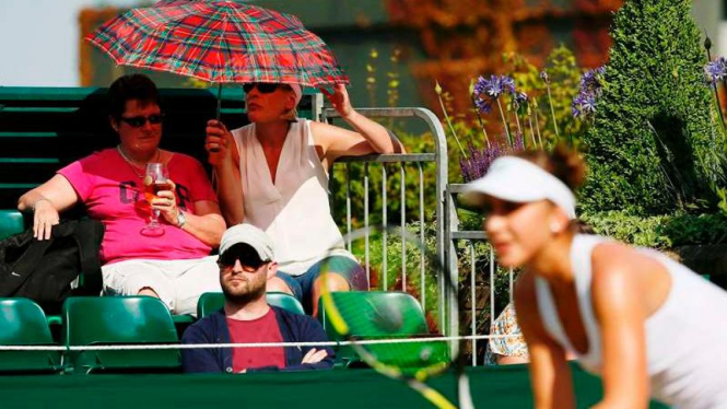 Terik matahari begitu menyengat di turnamen Wimbledon 2015