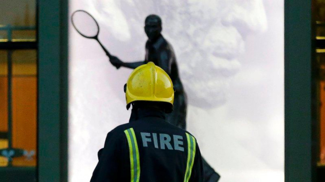 Pemadam kebakaran padamkan api di Centre Coutr Wimbledon