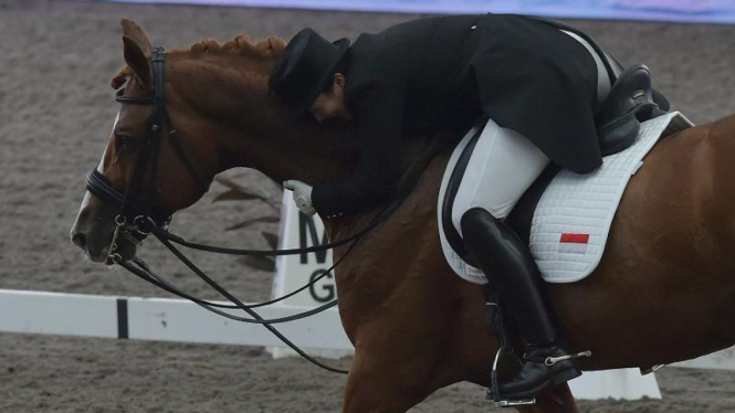 Atlet berkuda, Larasati Gading, memeluk kudanya di SEA Games