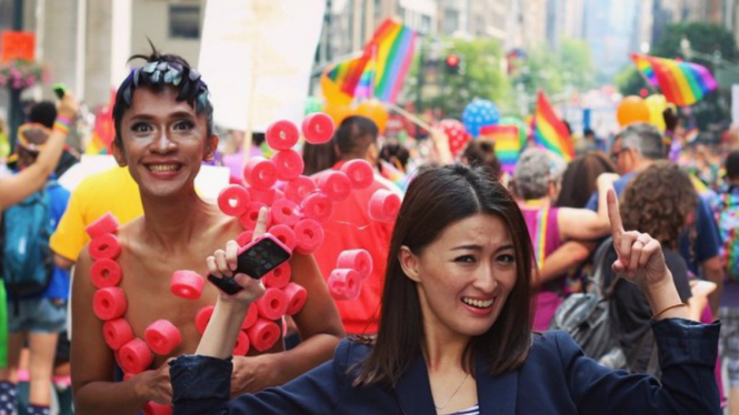 Aming dalam parade Gay