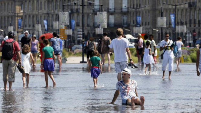 Warga Prancis menyejukkan diri dari cuaca panas di Miroir d Eau, Bordeaux.