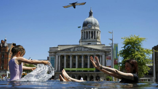 Ibu dan putrinya bermain air di Nottingham, Inggris.