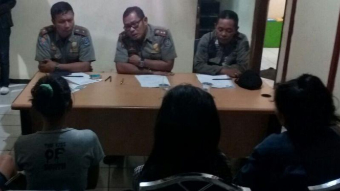 Sejumlah PSK saat diinterogasi Satpol PP Depok, Minggu (5/7) dinihari.