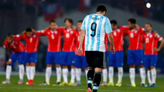 Pemain Argentina, Gonzalo Higuain, tertunduk usai dikalahkan Chile.