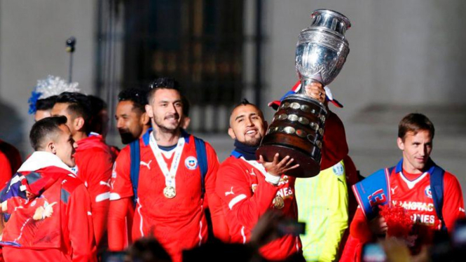Pemain Chile, Arturo Vidal, angkat trofi Copa America 2015