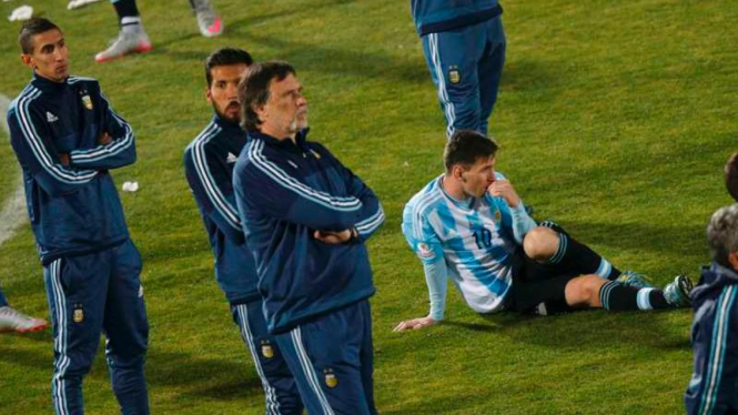 Pemain Argentina, Lionel Messi, usai dikalahkan Chile