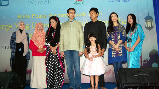 Para artis film 'Surga yang Tak Dirindukan' di acara buka puasa bersama.