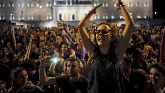 Publik Yunani merayakan hasil referendum, yang menolak proposal IMF.