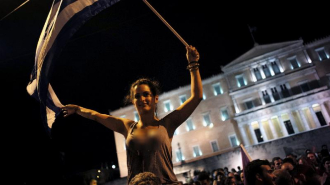 Publik Yunani merayakan hasil referendum, menolak proposal UE dan IMF.