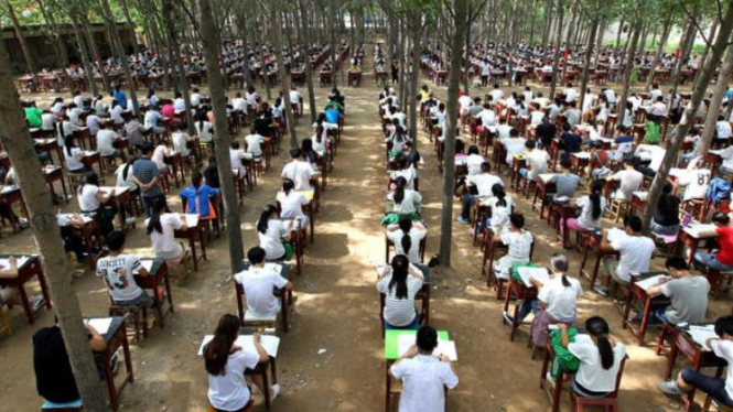 Siswi SMA China mengikuti ujian dalam hutan.