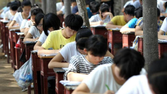 Siswi SMA China mengikuti ujian dalam hutan.