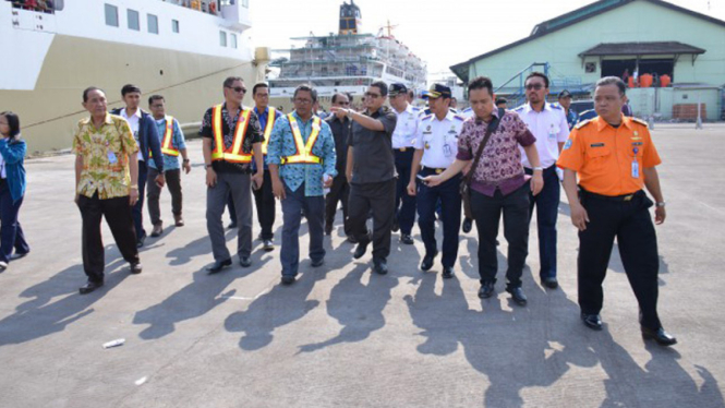 Komisi V DPR saat meninjau Pelabuhan Tanjung Emas Semarang