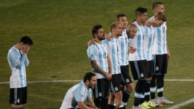 Reaksi Lionel Messi (kiri) saat Ever Banega gagal penalti.