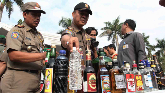 Pemusnahan Puluhan Ribu Botol Miras