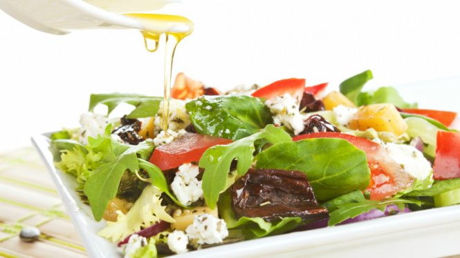 Salad dengan minyak zaitun