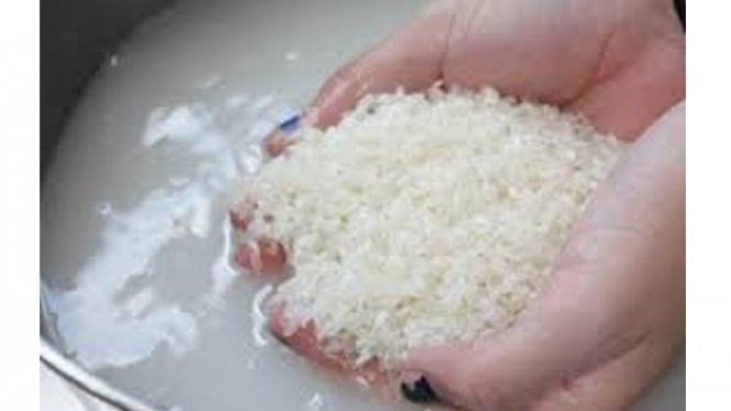 Air cucian beras baik untuk kulit.