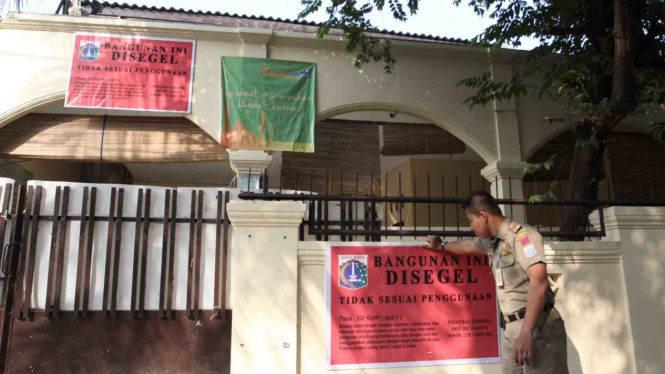 Satpol PP Segel Rumah yang Diduga Tempat Ibadah Jamaah Ahmadiyah 