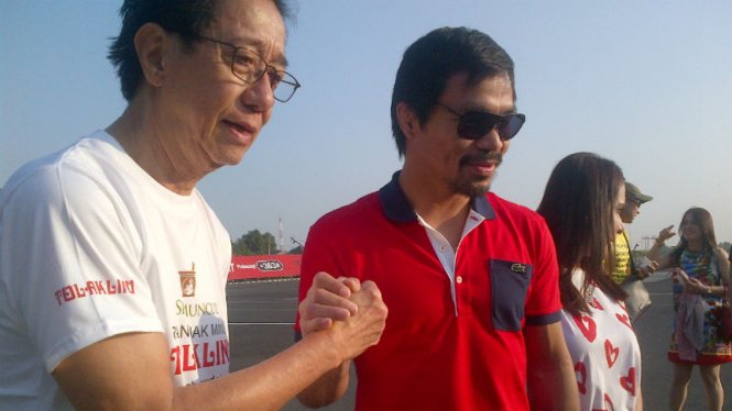 Manny Pacquiao (kanan)