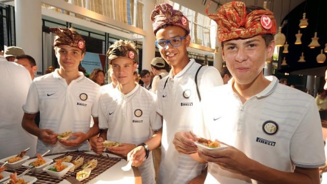Beberapa pemain Tim U-15 Inter Milan mengunjungi Paviliun Indonesia