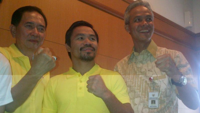 Petinju Manny Pacquiao saat berfoto dengan Gubernur Jateng Ganjar Pranowo