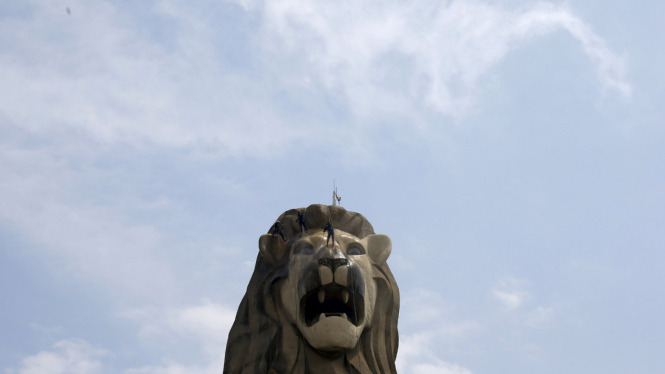 Patung Singa di Singapura Dibersihkan