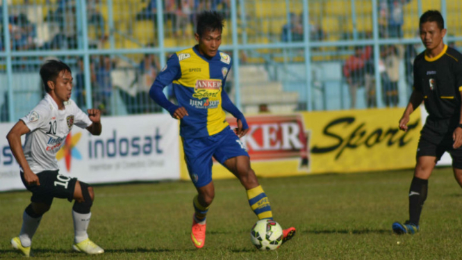 Gelandang Arema, Hendro Siswanto (tengah)