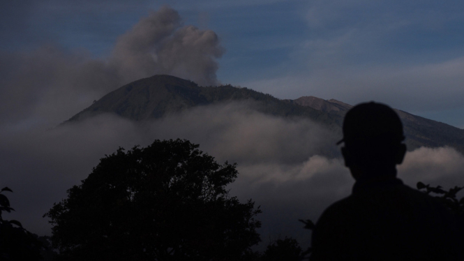 Abu Vulkanik Gunung Raung Ganggu Penerbangan