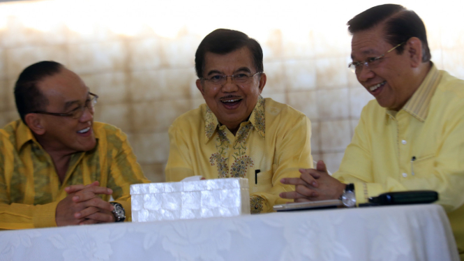 Aburizal Bakrie, Agung Laksono dan Wapres Jusuf Kalla saat penandatanganan islah terbatas, Jakarta, Sabtu (11/07/2015).