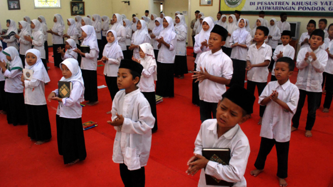 peradi berikan santunan kepada 250 anak yatim