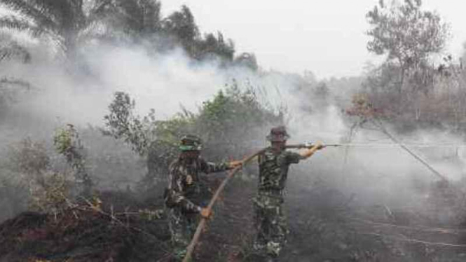 Anggota TNI turun tangan padamkan api