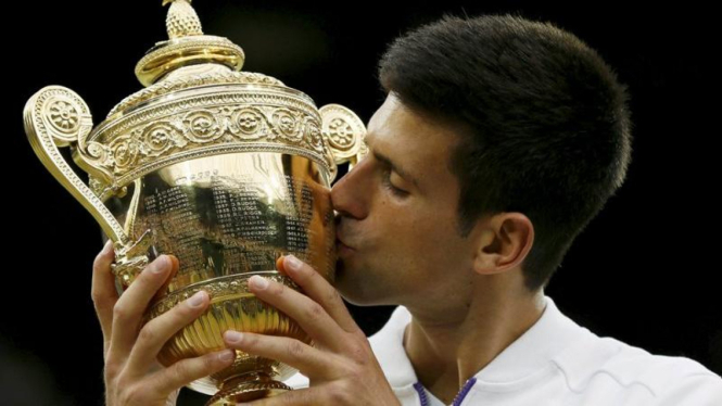 Novak Djokovic dan trofi juara Grand Slam Wimbledon
