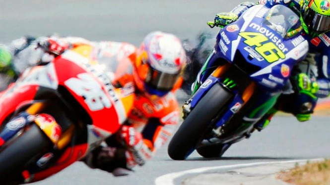 Pembalap Yamaha, Valentino Rossi, di belakang Dani Pedrosa