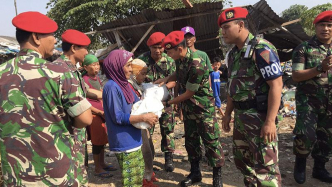 Prajurit Kopassus Bagi-bagi Sembako di Pusat Sampah Jakarta