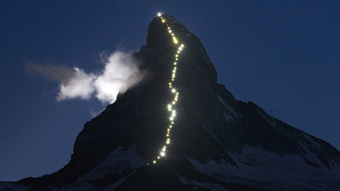 Indahnya Pemandangan Gunung Matterhorn Saat Disinari Deretan Lampu