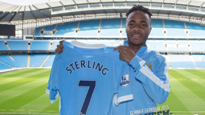 Raheem Sterling dengan kostum Manchester City