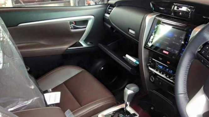 Interior Toyota Fortuner 2015.