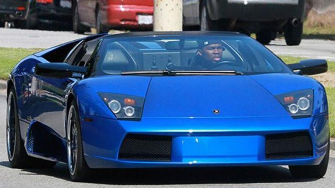 Rapper 50 Cent mengendarai Lamborghini.