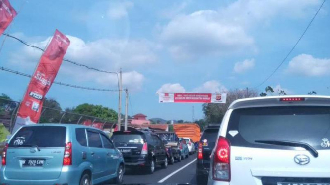 Bandung menuju Nagreg lewat by pass macet parah.