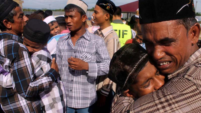 Suasana haru pengungsi Rohingya usai Salat Idul Fitri di Aceh.
