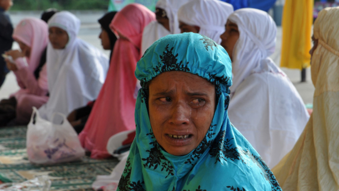 Waga etnis Rohingya saat menyelenggarakan salat di barak pengungsian Blang Ado Aceh Utara