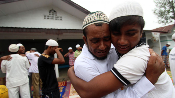 Suasana haru salat Idul Fitri etnis Rohingya di Aceh.