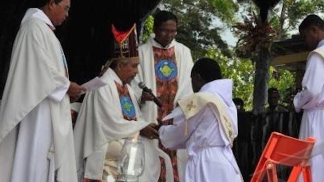 Uskup Agung Jayapura Leo Laba Ladjar misa Katolik