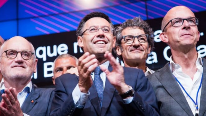 Presiden Barcelona, Josep Maria Bartomeu (tengah).
