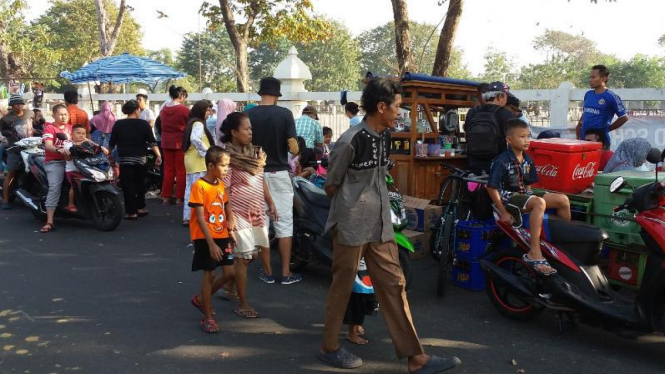 Aktivitas pedagang kaki lima di kawasan Pulo Mas, Jakarta Timur.