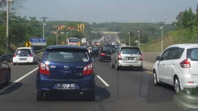 Antrean kendaraan di Tol Cipularang KM 100 arah Bandung.